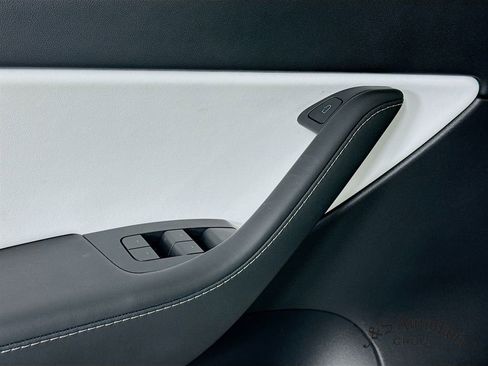 Used 2022 Tesla Model Y Long Range image 23