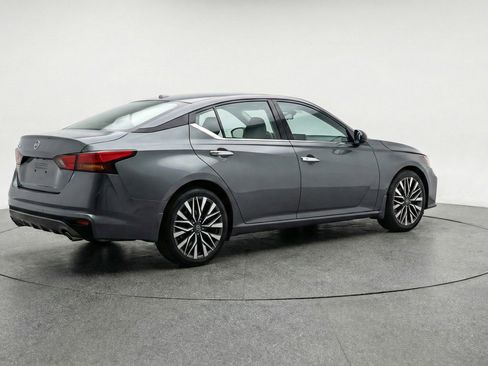 Used 2025 Nissan Altima 2.5 SV image 9