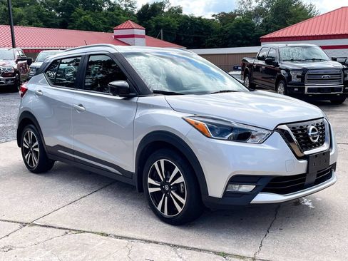 Used 2020 Nissan Kicks SR w/ SR Premium Package FWD image 2