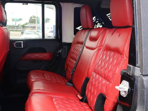 Used 2018 Jeep Wrangler Unlimited Sahara w/ Uconnect 4C Nav & Sound Group AWD/4WD image 17