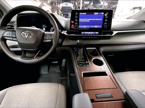 Certified 2024 Toyota Sienna LE image 13