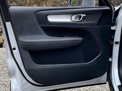 Used 2020 Volvo XC40 T5 Momentum image 18