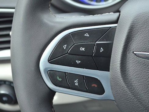 Used 2023 Chrysler Pacifica Touring-L image 20