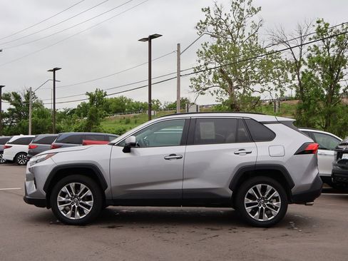 Used 2022 Toyota RAV4 XLE Premium AWD/4WD image 4