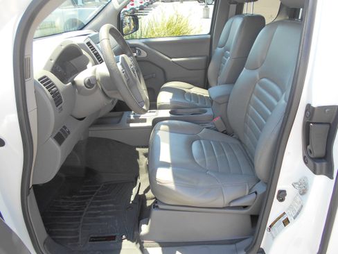 Used 2019 Nissan Frontier S RWD image 2