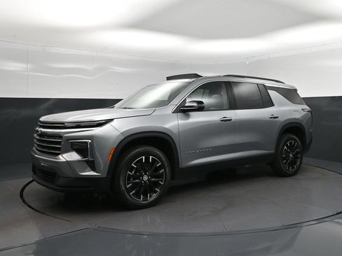 New 2026 Chevrolet Traverse LT w/ Sun and Wheel Package FWD image 3