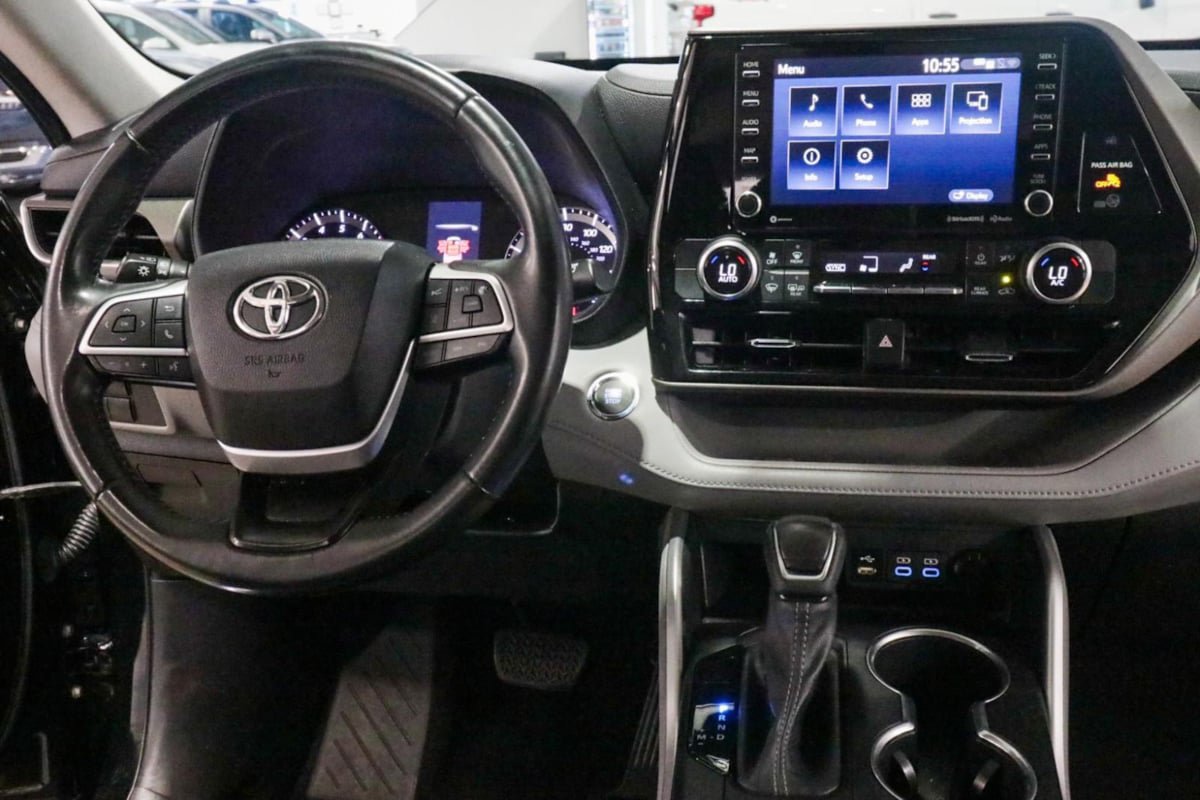 Used 2022 Toyota Highlander LE FWD image 25