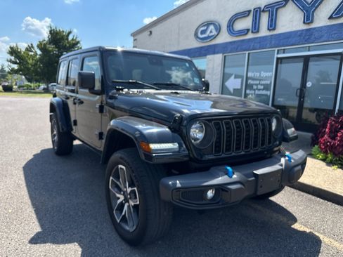 Used 2024 Jeep Wrangler Unlimited w/ Convenience Group AWD/4WD image 2