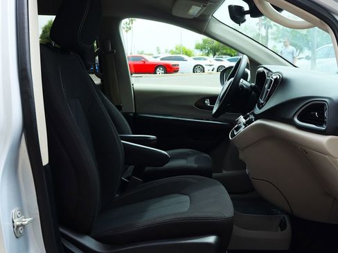 Used 2023 Chrysler Voyager LX image 34