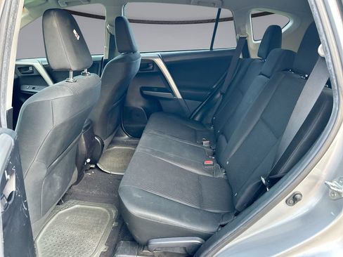 Used 2018 Toyota RAV4 LE FWD image 27