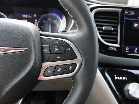 Used 2022 Chrysler Pacifica Touring-L w/ Uconnect Theater Family Group FWD image 13