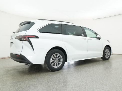 New 2026 Toyota Sienna XLE image 43