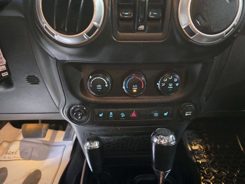 Used 2017 Jeep Wrangler Unlimited Sahara w/ Connectivity Group image 35