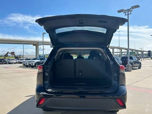 Used 2022 Toyota Highlander L FWD image 11