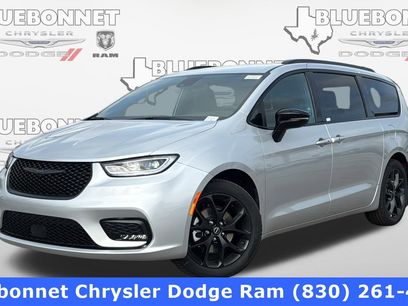 New 2026 Chrysler Pacifica Select w/ S Appearance Package