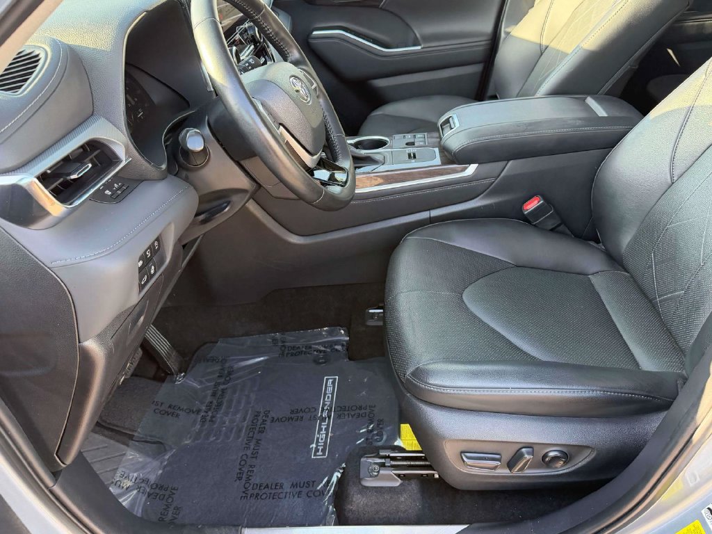 Used 2023 Toyota Highlander Platinum FWD image 27