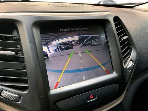 Used 2016 Jeep Cherokee Latitude AWD/4WD image 16
