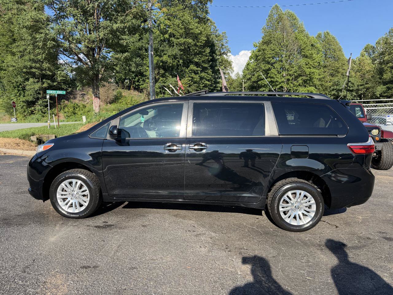 Used 2017 Toyota Sienna XLE w/ XLE Navigation Package FWD image 4