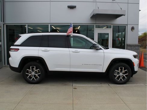 New 2025 Jeep Grand Cherokee Limited w/ Luxury Tech Group II image 3