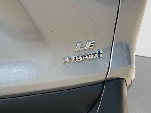Used 2021 Toyota RAV4 LE AWD/4WD image 17