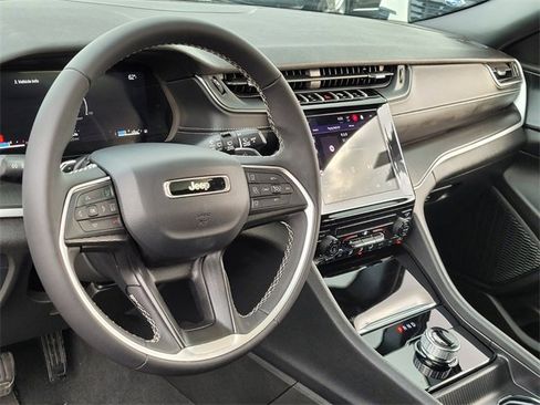 Used 2025 Jeep Grand Cherokee Laredo X image 10