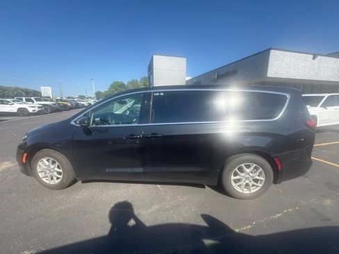 Used 2023 Chrysler Pacifica Touring-L FWD image 5