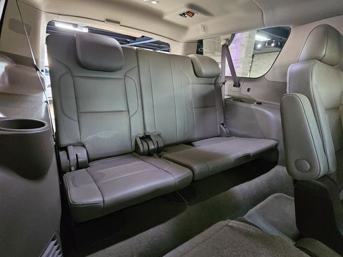 Used 2018 Chevrolet Suburban LT image 19