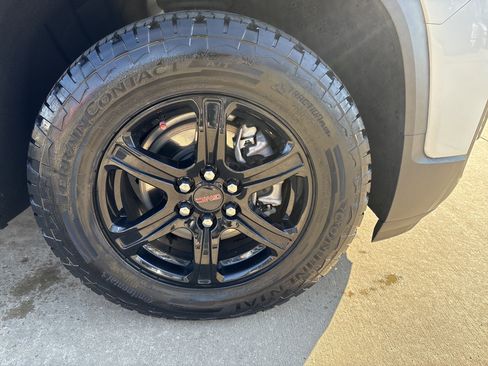 Used 2022 GMC Acadia AT4 w/ Technology Package image 9