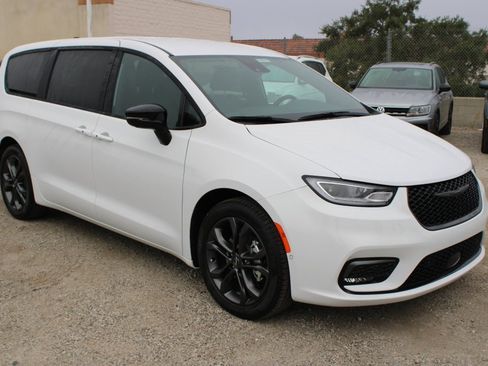 New 2026 Chrysler Pacifica Select image 3