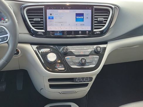 Used 2023 Chrysler Pacifica Touring-L FWD image 23