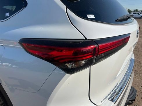 Used 2022 Toyota Highlander Platinum AWD/4WD image 12