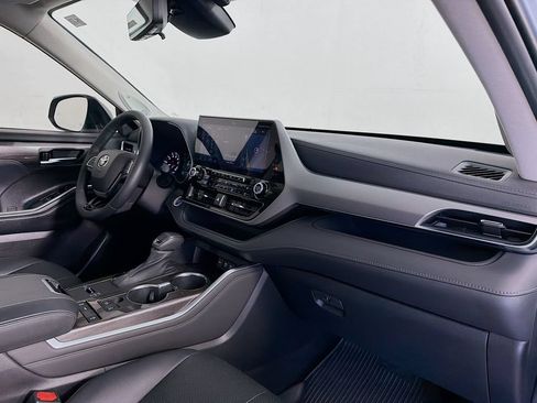 Certified 2021 Toyota Highlander Platinum FWD image 31