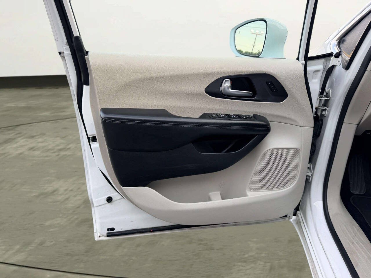 Used 2020 Chrysler Pacifica Limited FWD image 18