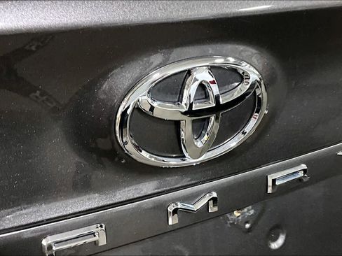 Certified 2018 Toyota Camry LE image 30