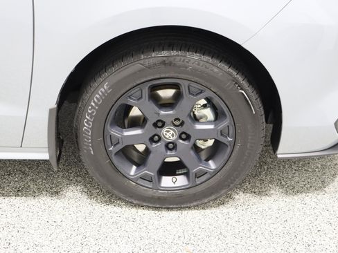 Used 2025 Toyota Sienna XLE Woodland Edition image 5