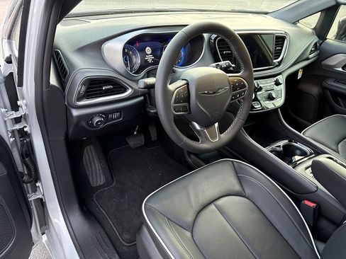 New 2026 Chrysler Pacifica Limited image 6