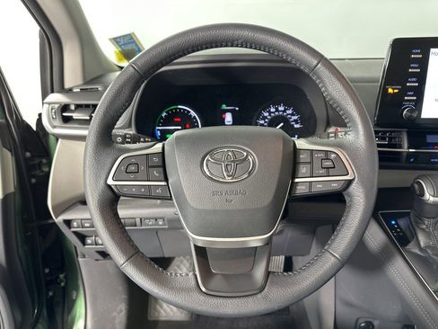 Used 2021 Toyota Sienna XLE image 9