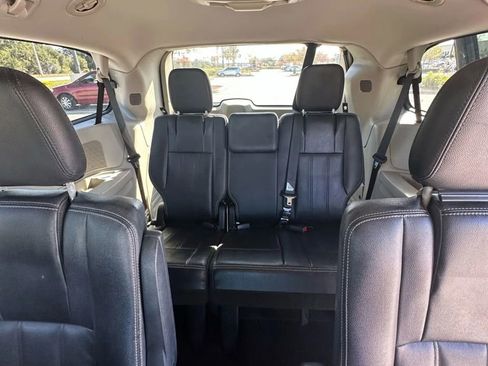 Used 2014 Chrysler Town & Country Touring image 10
