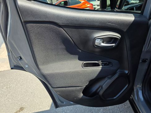 Used 2020 Jeep Renegade Latitude image 24