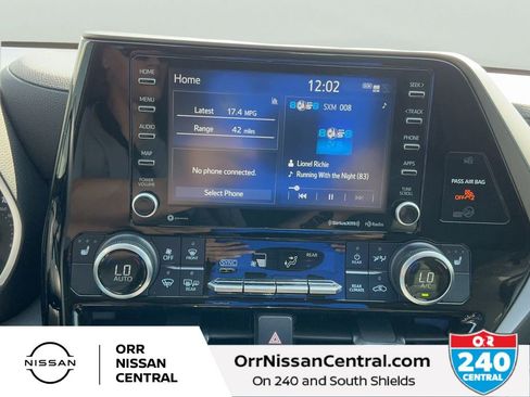 Used 2022 Toyota Highlander XLE AWD/4WD image 24