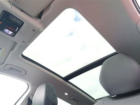 New 2025 Volkswagen Tiguan SE image 9