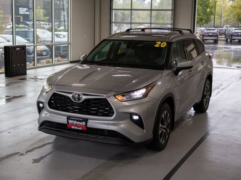 Used 2020 Toyota Highlander XLE AWD/4WD image 1