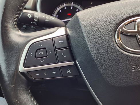 Used 2022 Toyota Highlander XLE FWD image 19