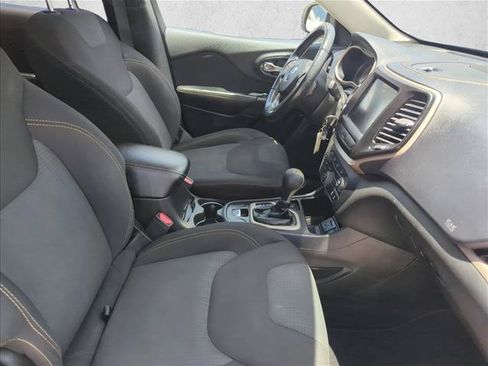 Used 2016 Jeep Cherokee Latitude FWD image 25