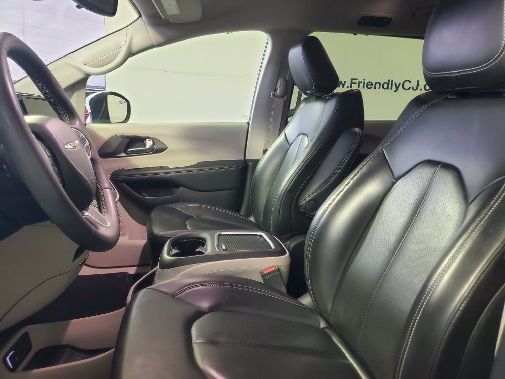 Used 2023 Chrysler Pacifica Touring-L FWD image 6