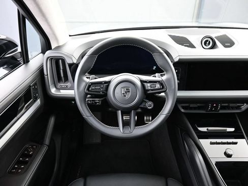 Certified 2025 Porsche Cayenne Turbo AWD/4WD image 18