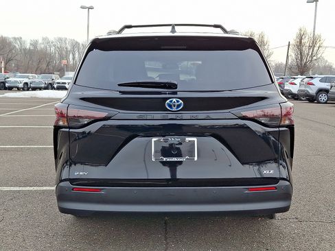 Certified 2025 Toyota Sienna XLE image 5