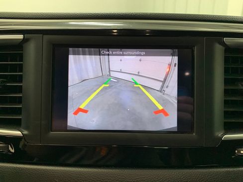 Used 2018 Chrysler Pacifica Touring Plus w/ S Appearance Package FWD image 7
