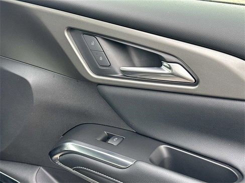 Used 2025 Chevrolet Traverse LT w/ Enhanced Driving Package image 9