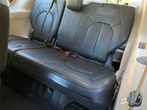 Used 2017 Chrysler Pacifica Touring-L image 29